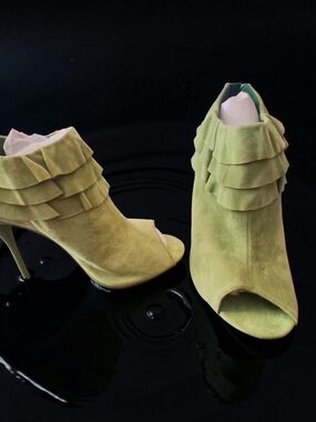 Bertinni lime green suede ruffle peep-toe bootie Wonens Shoes Size 10 Sexy Cute